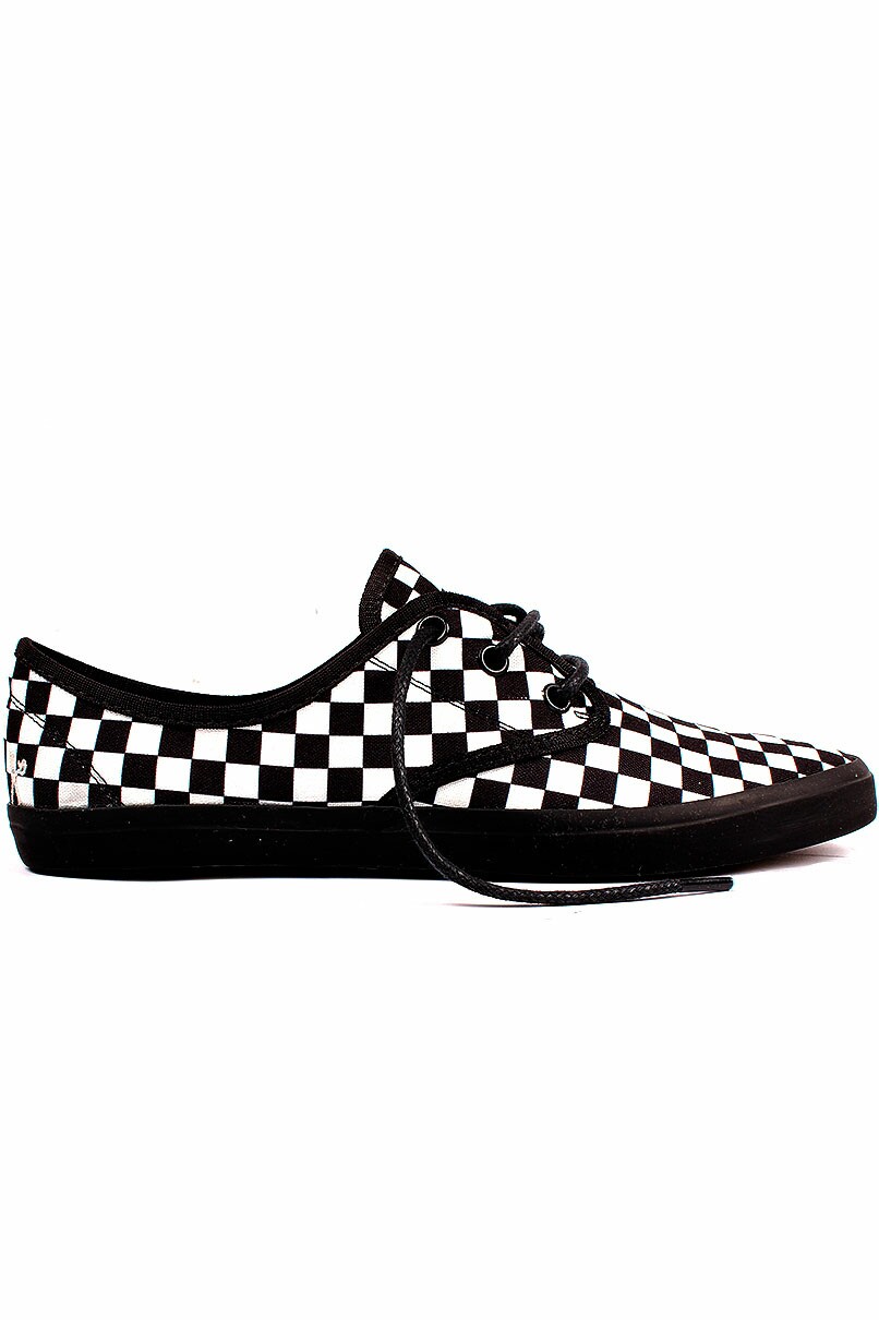 tenis quadriculado preto e branco