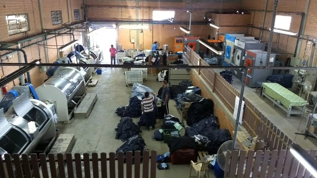 Vista geral do galpão da lavanderia com as peças jeans separadas em lotes