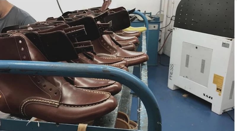 Fileira de botas KING55 na linha de produção
