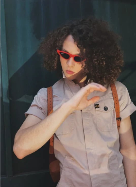 Modelo com óculos vermelhos vestindo camisa KING55