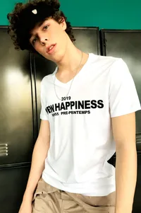 CAMISETA BRANCA GOLA V NEW HAPPINESS
