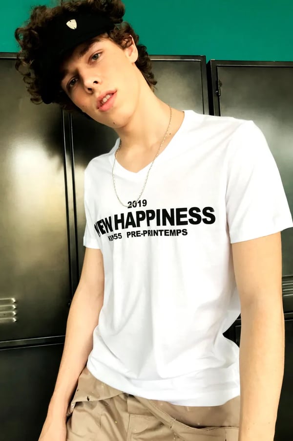 CAMISETA BRANCA GOLA V NEW HAPPINESS