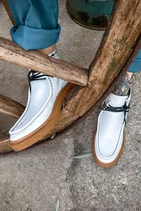 BOTA WALLABEE BRANCA