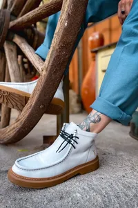 BOTA WALLABEE BRANCA