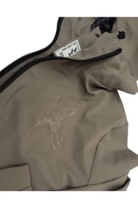 JAQUETA NYLON CAPUZ GARÇA KAKI