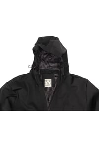 JAQUETA NYLON CAPUZ GARÇA PRETA