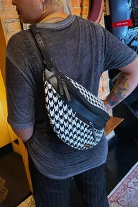 POCHETE VEGANA PIED DE POULE COM PRETO EM LONA