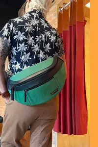 POCHETE VEGANA VERDE COM PRETO EM LONA